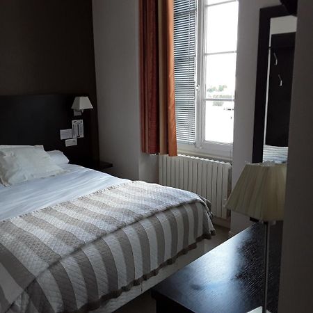 Le Relais Hotel Saint-Quentin-les-Anges Exterior foto