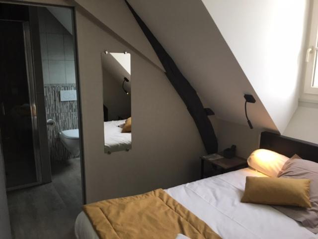 Le Relais Hotel Saint-Quentin-les-Anges Exterior foto