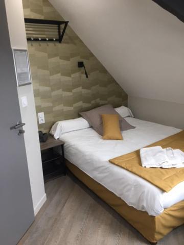 Le Relais Hotel Saint-Quentin-les-Anges Exterior foto