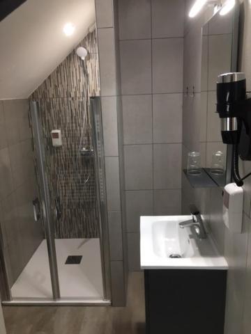 Le Relais Hotel Saint-Quentin-les-Anges Exterior foto