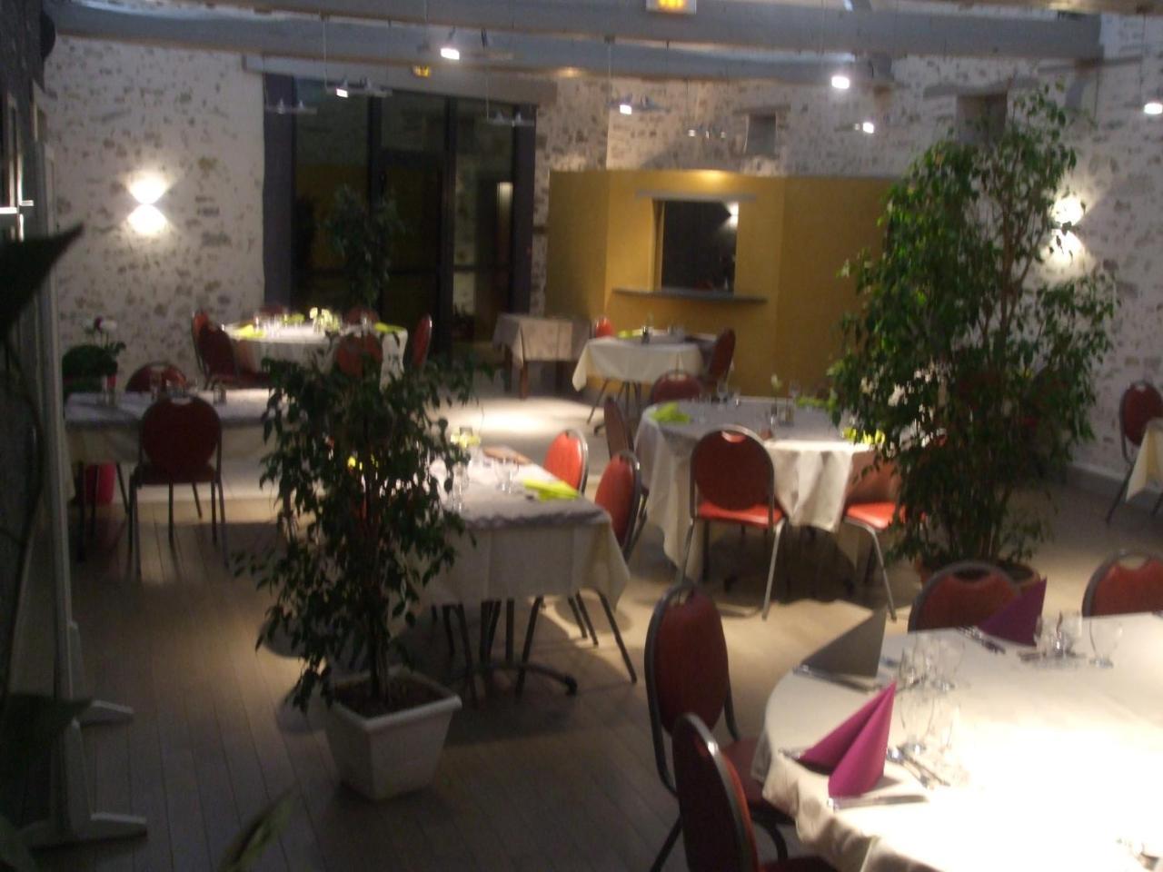 Le Relais Hotel Saint-Quentin-les-Anges Exterior foto
