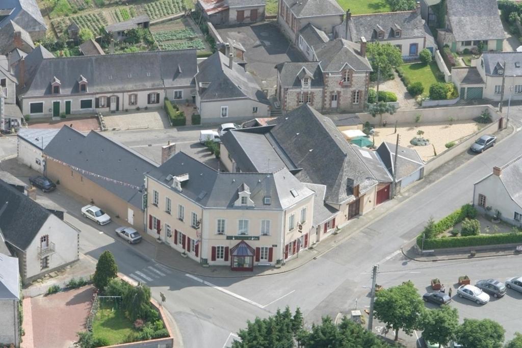 Le Relais Hotel Saint-Quentin-les-Anges Exterior foto