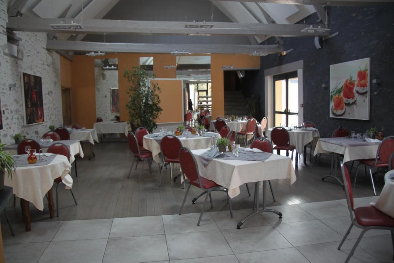 Le Relais Hotel Saint-Quentin-les-Anges Exterior foto