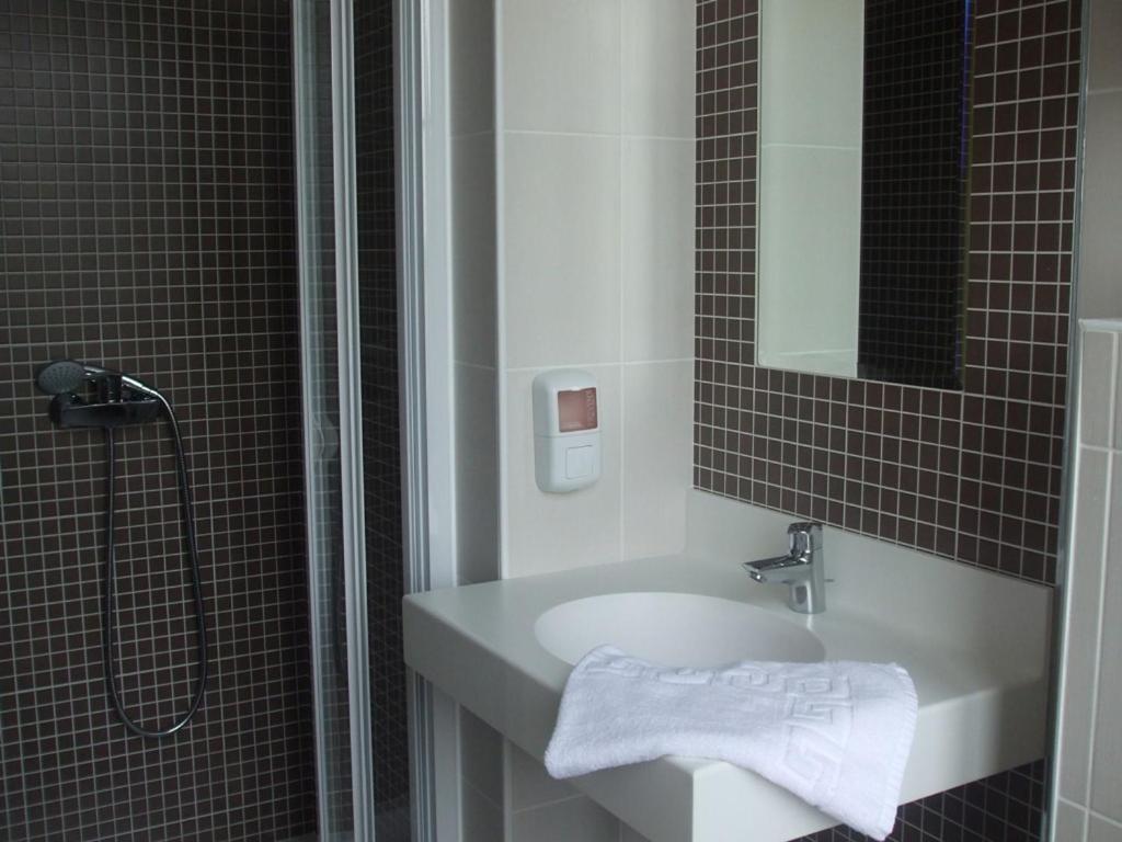 Le Relais Hotel Saint-Quentin-les-Anges Exterior foto