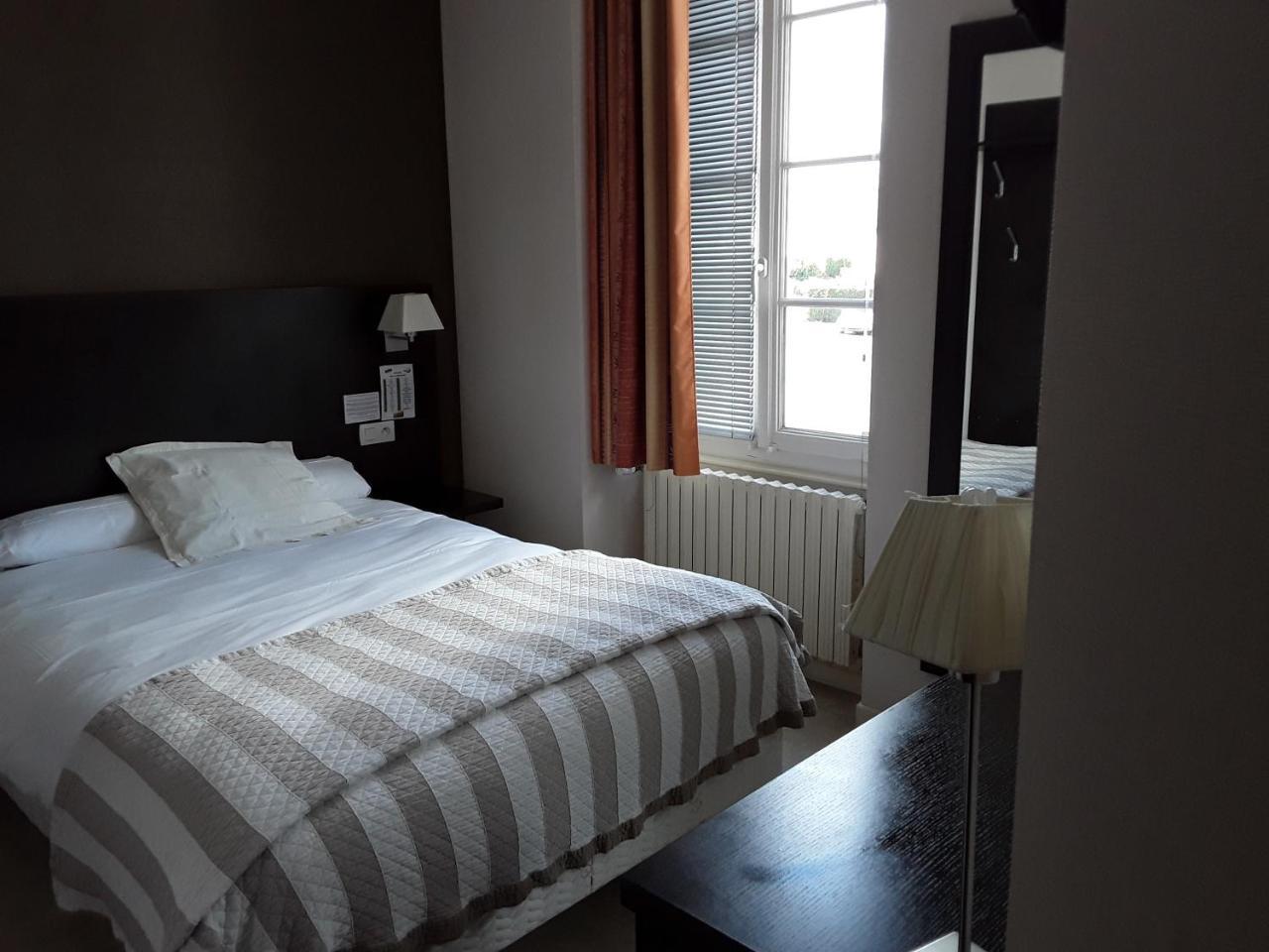 Le Relais Hotel Saint-Quentin-les-Anges Exterior foto